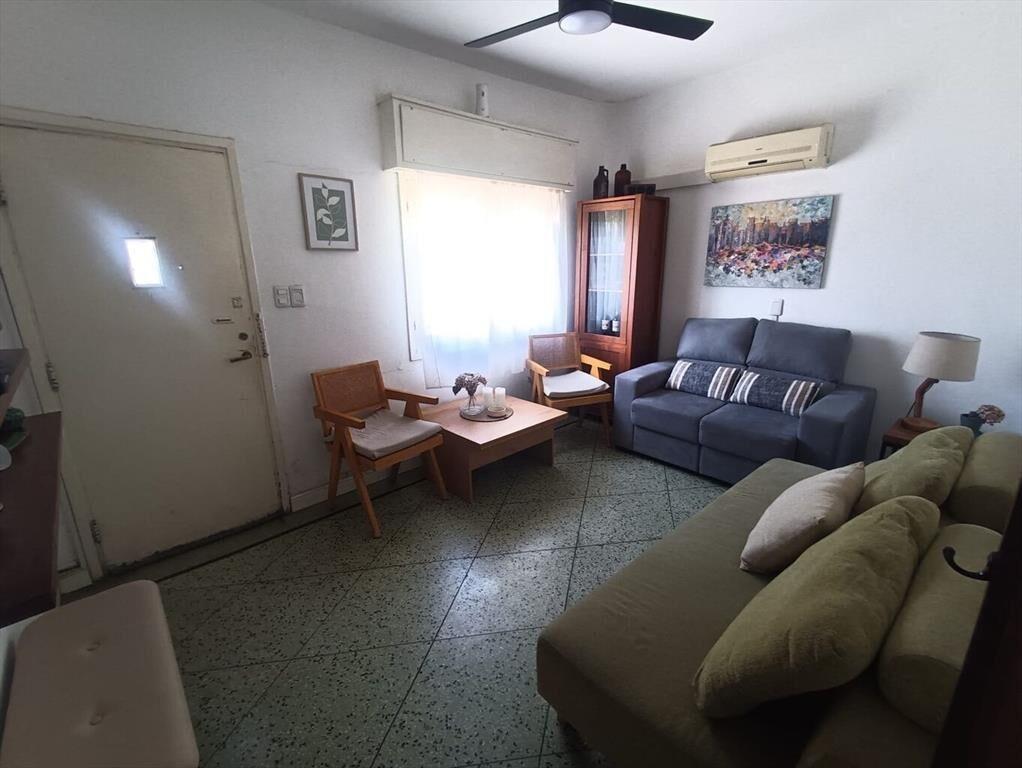 Casa esquina, punto barrial, gran jardín, muy buen estado,