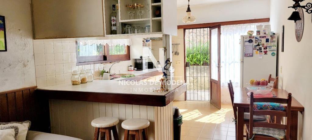 Hermosa casa de 2 niveles, con amplios espacios.