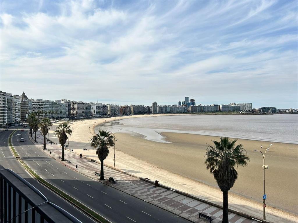 Rambla y Juan María Pérez, 130 m2 , gran terraza, reciclado