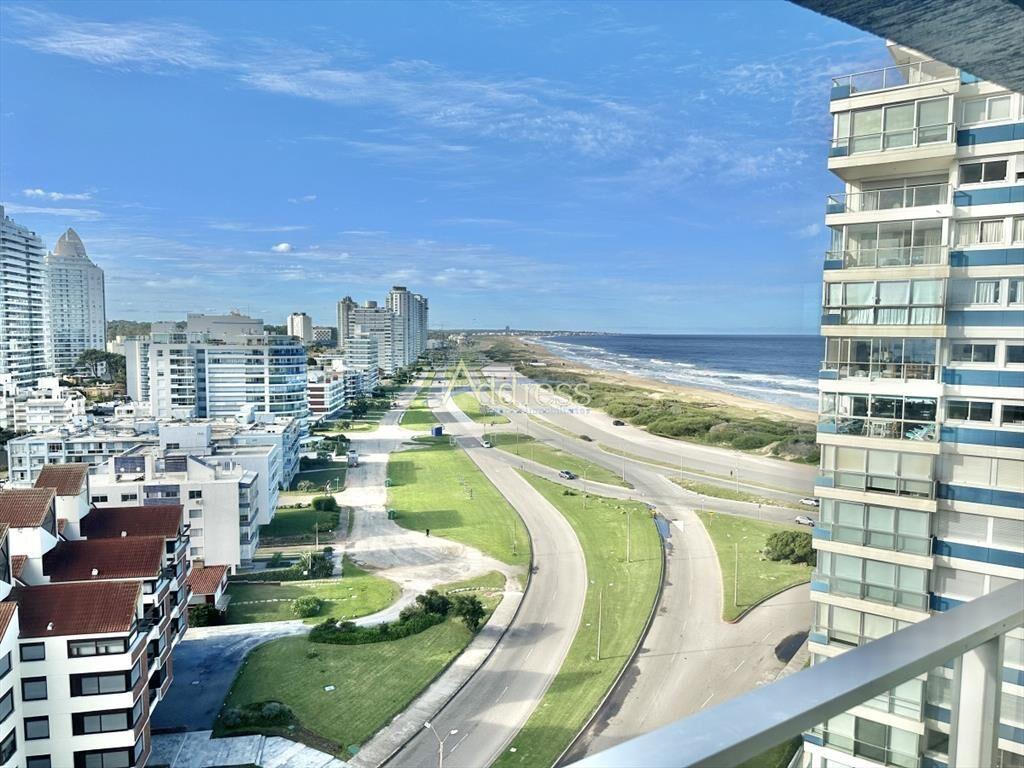 Amplia planta a pasos del mar en Playa Brava