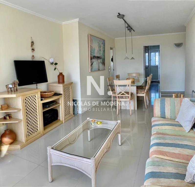 En Playa Brava, departamento de 3 dormitorios en venta