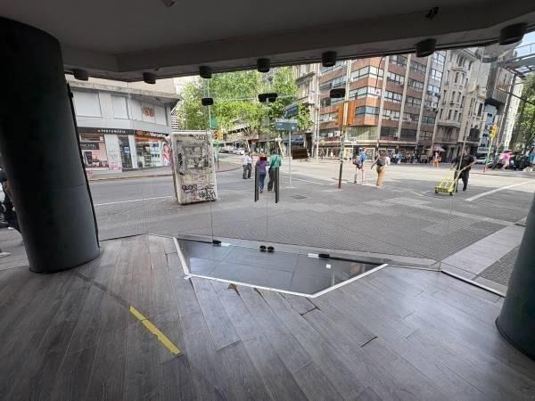Venta de galería con locales, oficinas y 20 garage, en Centr
