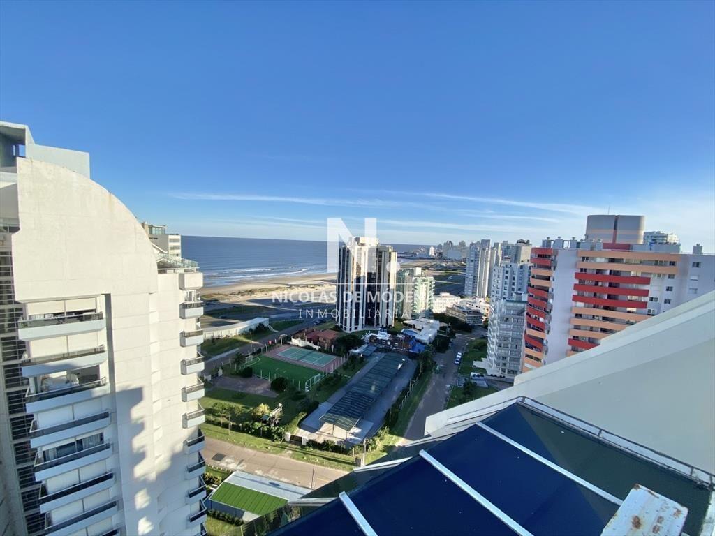 Vende apartamento de 3 dormitorios en Brava Punta