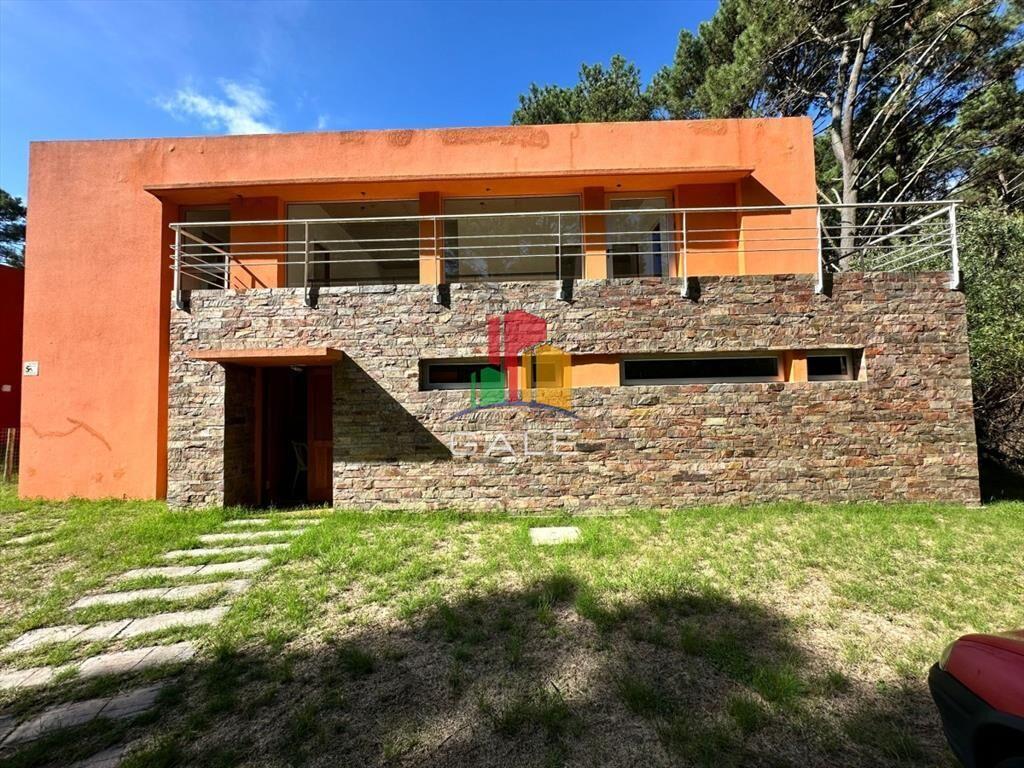 Casa en venta y alquiler anual en Club del Lago -