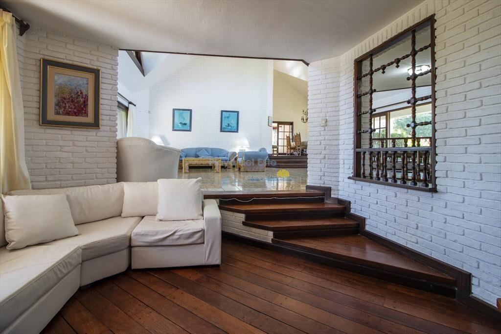 Venta de casa de 4 dormitorios más dependencia y