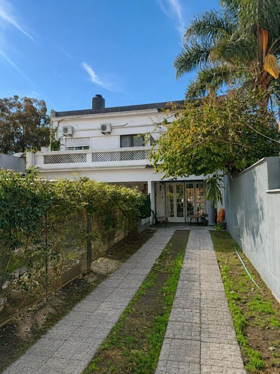 VENTA CASA 5 DORMITORIOS CON JARDIN EN PUNTA GORDA