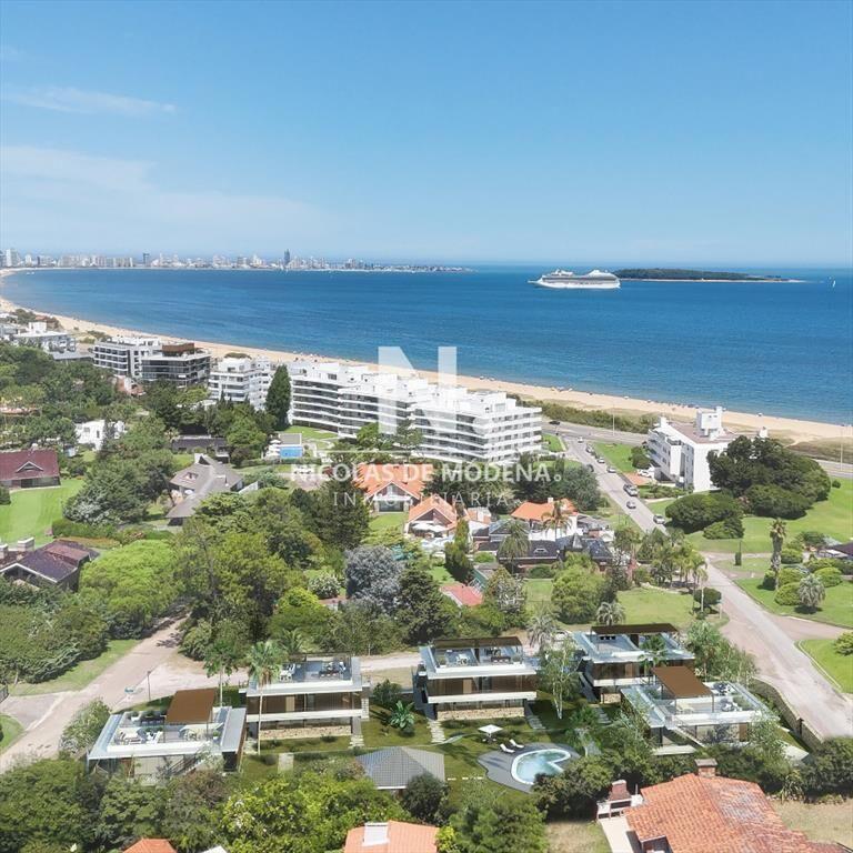 Se vende casa de 4 dormitorios en Punta del Este.