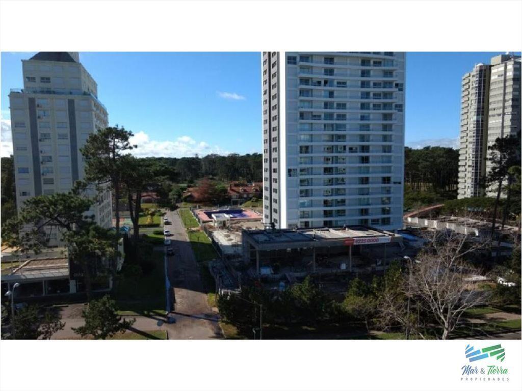 En alquiler.. Av. Roosevelt. Edificio con
