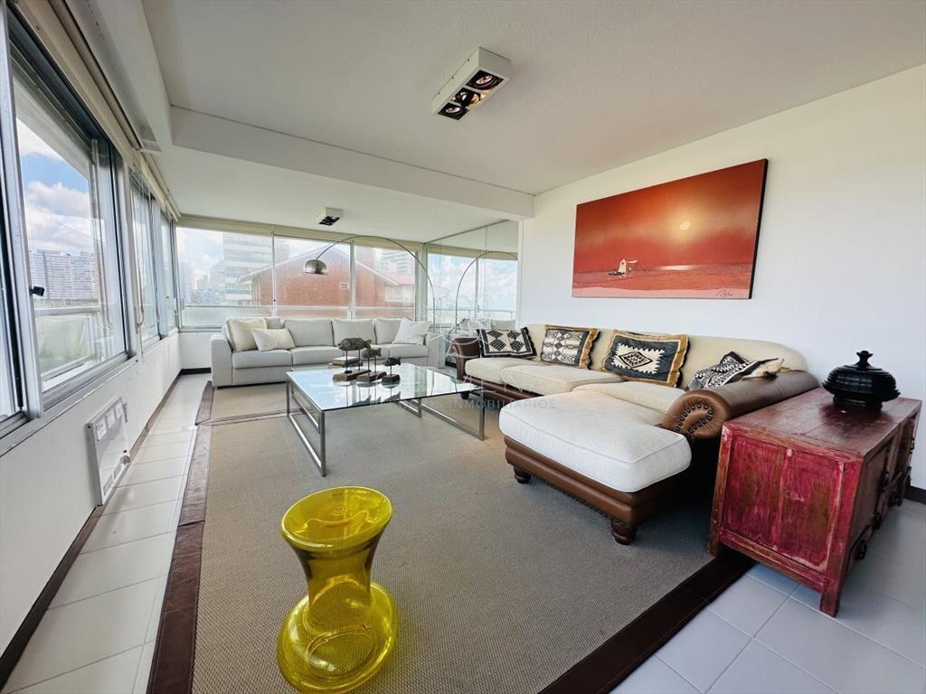 Apartamento de 3 dormitorios y dependencia de en