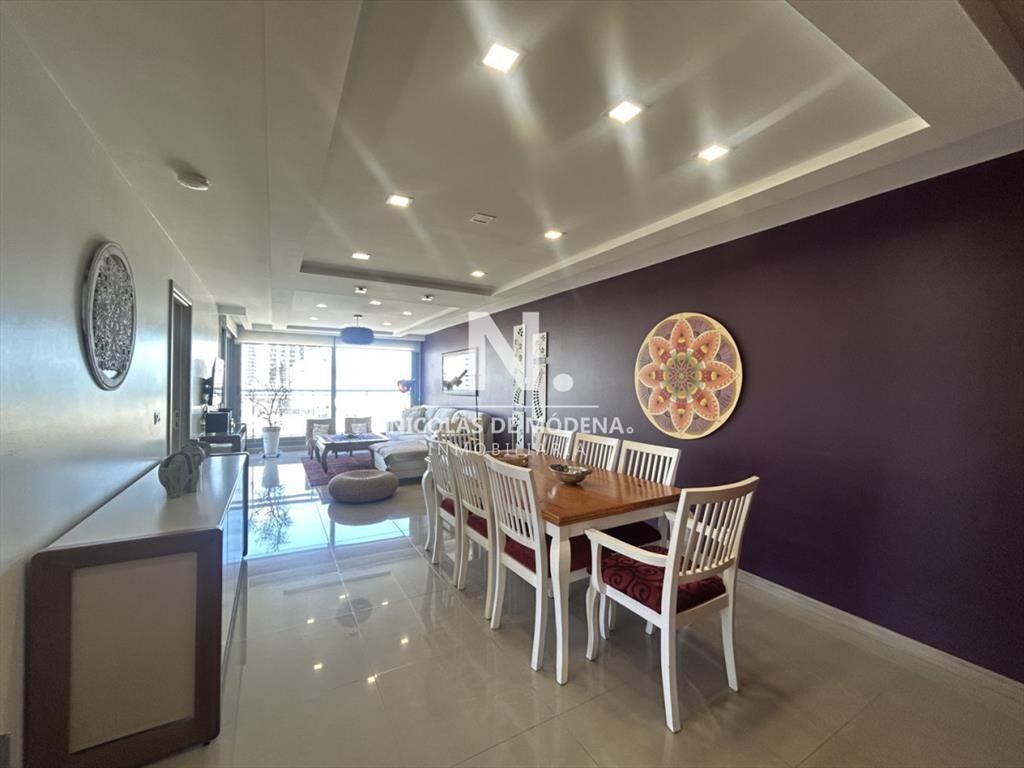 Venta apartamento de 2 dormitorios, 3 baños y en