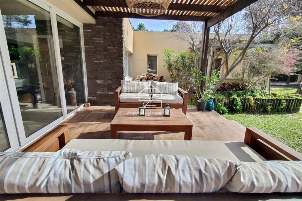 Casa de 5 dormitorios con piscina climatizada y