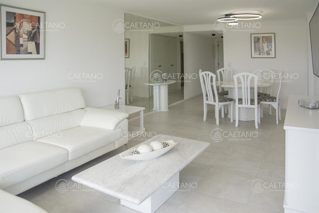 Vende apartamento de 2 dormitorios y medio playa