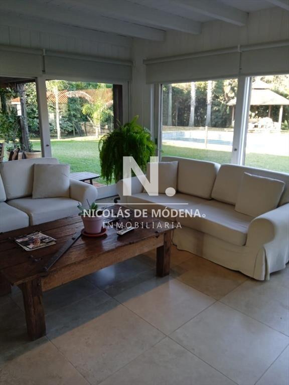 Vende casa de 8 dormitorios en Punta Ballena.
