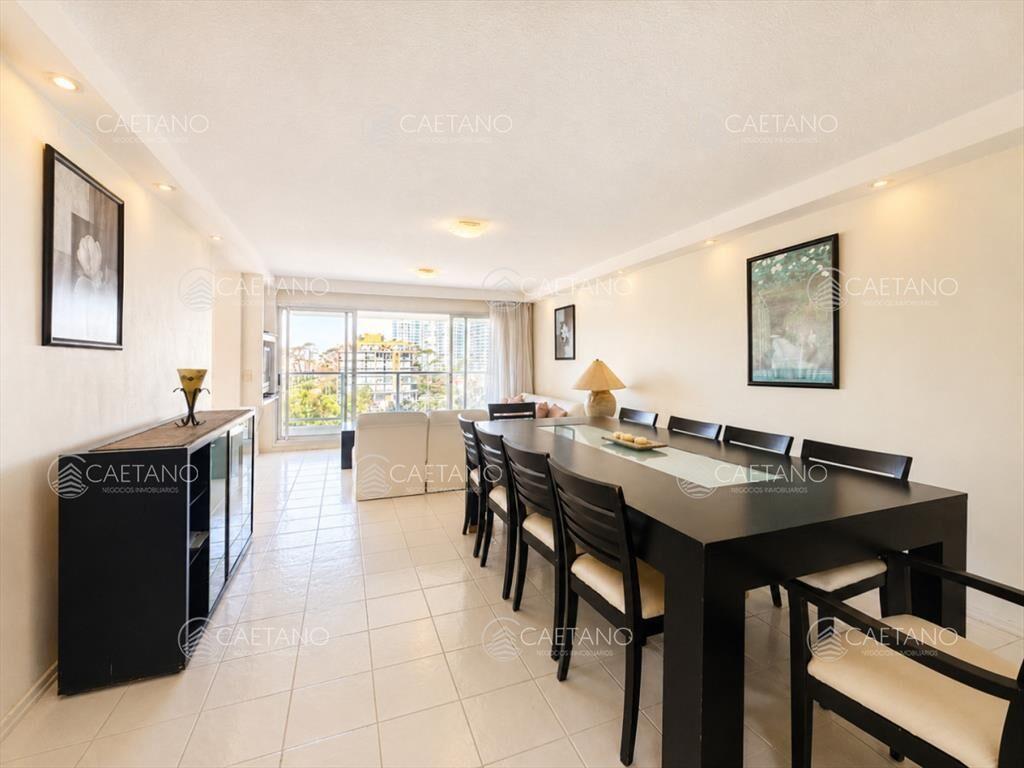Venta apartamento 3 dormitorios mas servicio, -