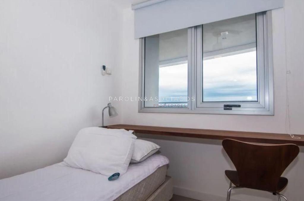 Apartamento en venta en piso alto en Forest Punta