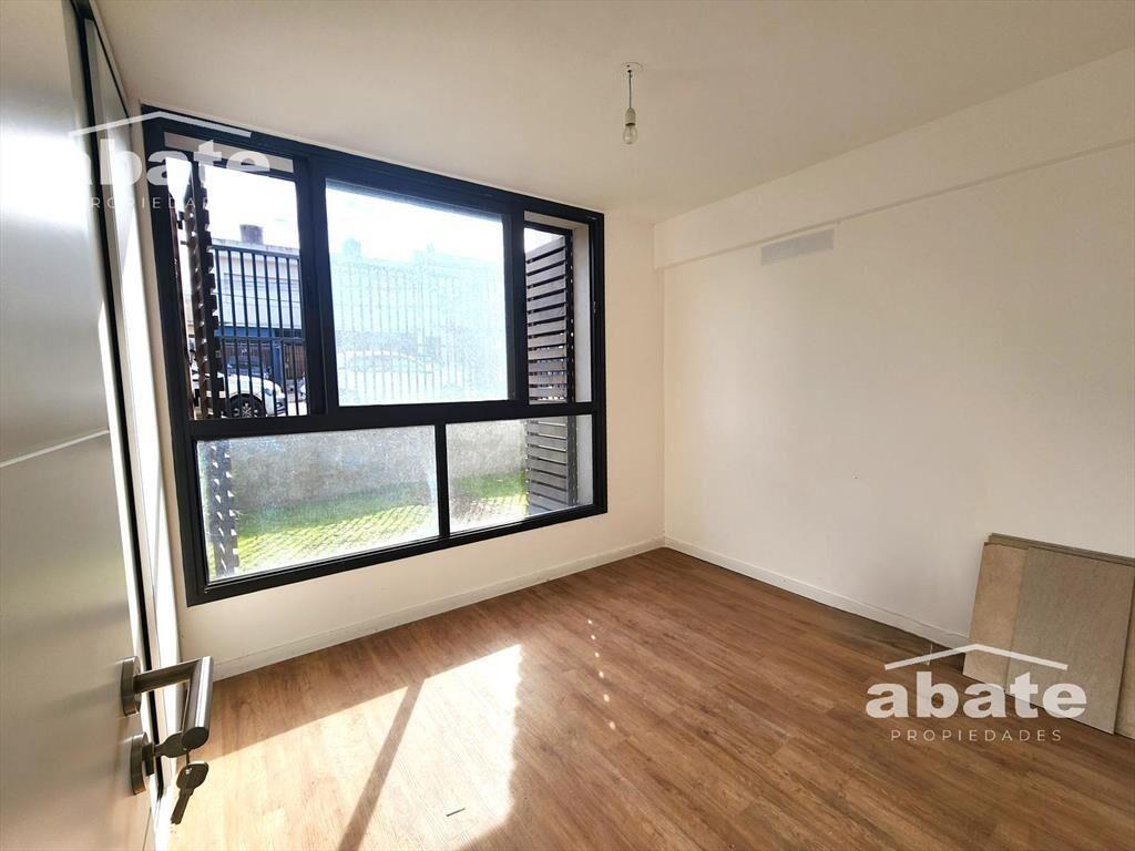 Venta apartamento de 2 dormitorios con deck y jardín con re