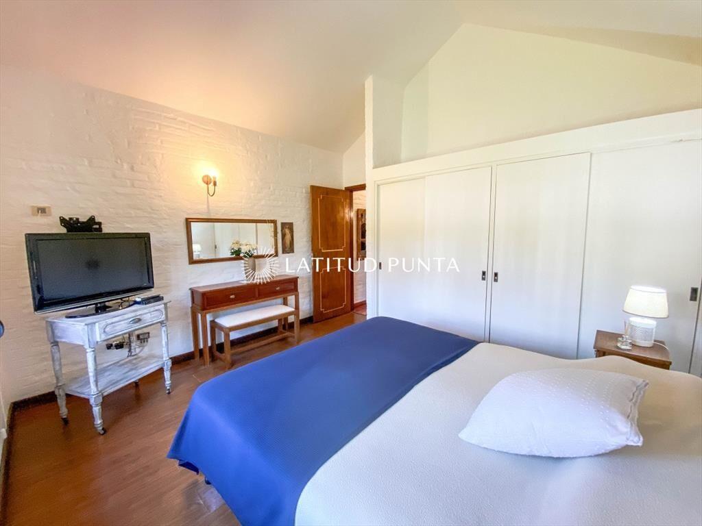 Casa de 4 dormitorios y parrillero