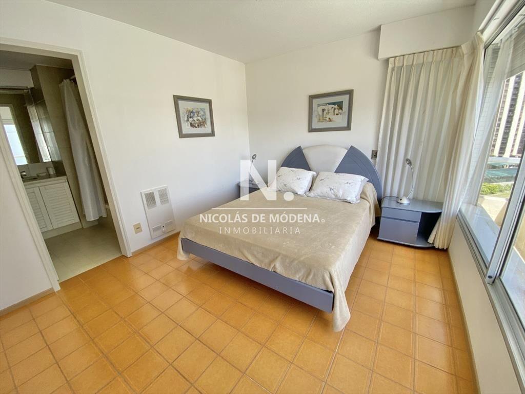 Vende impecable apartamento de 2 dormitorios en Brava - Pun