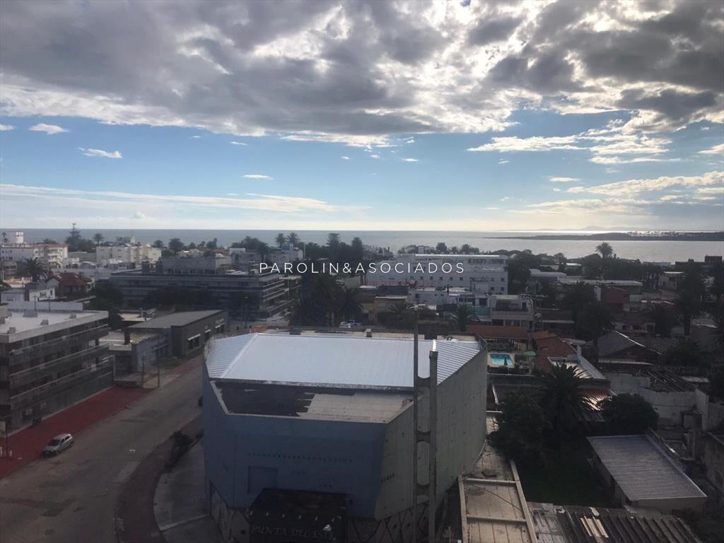 Apartamento en venta en Península vista al mar.