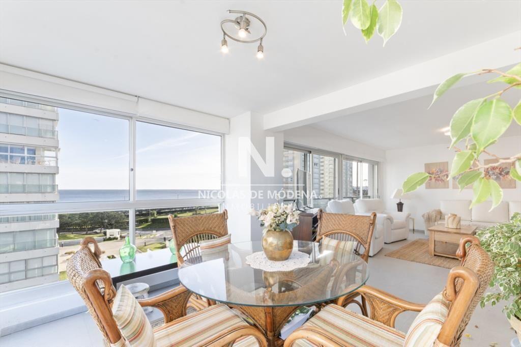 Apartamento en venta de 3 dormitorios, frente al