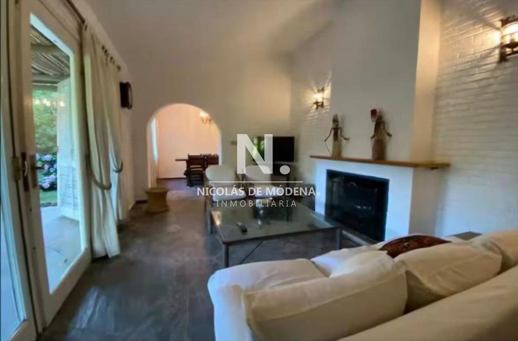 Casa de 3 dormitorios y servicio a la venta en Punta del Es
