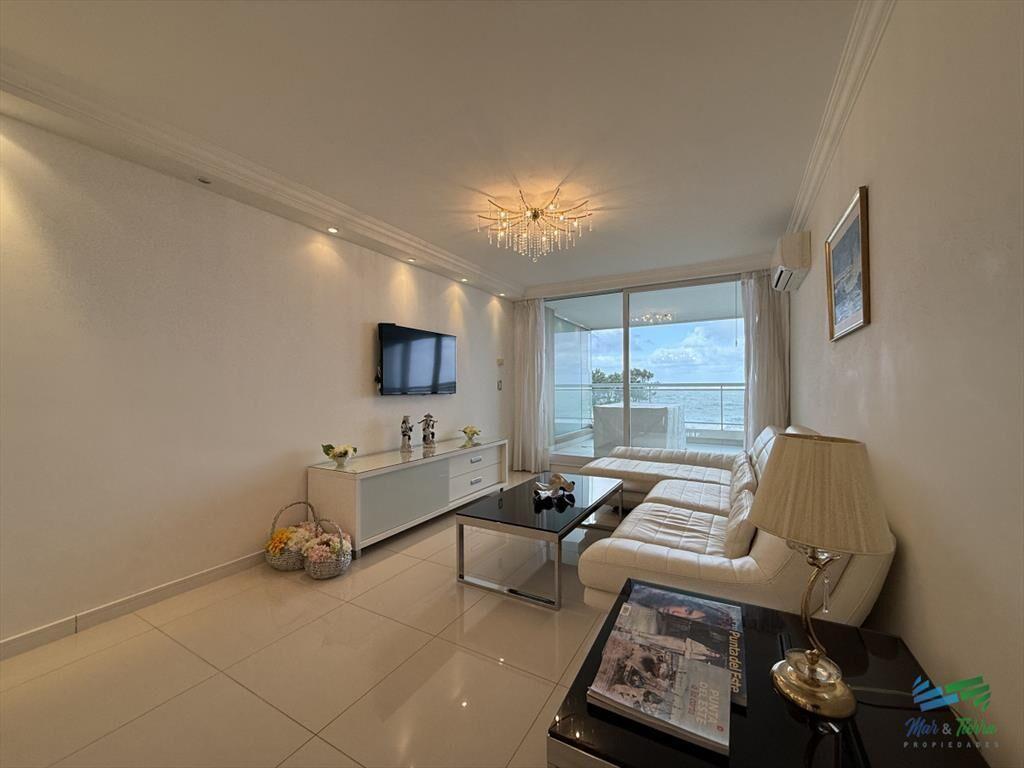 En venta, espectacular planta en primera línea