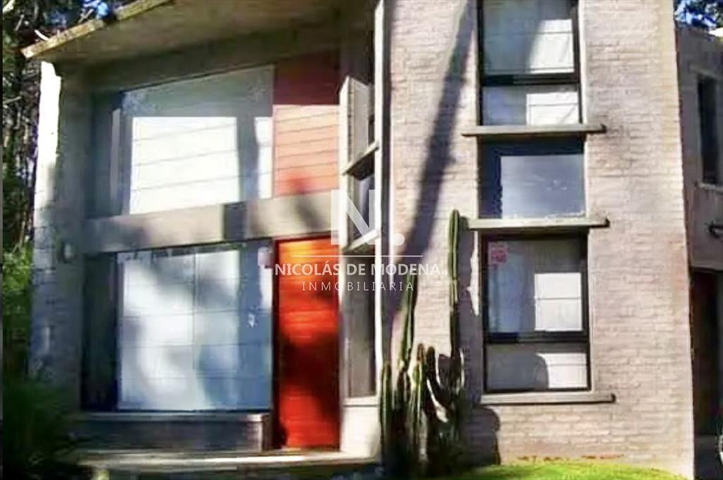 Casa en venta de cuatro dormitorios, parrilla y piscina en