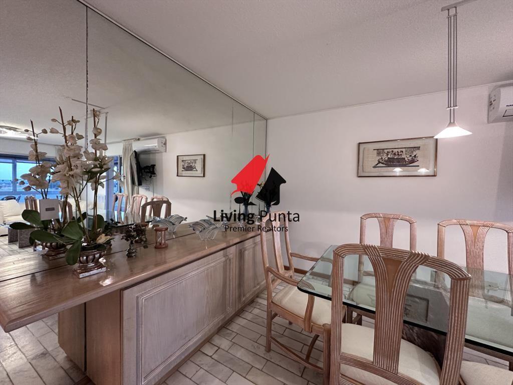 Vende apartamento de 3 dormitorios en Playa Punta