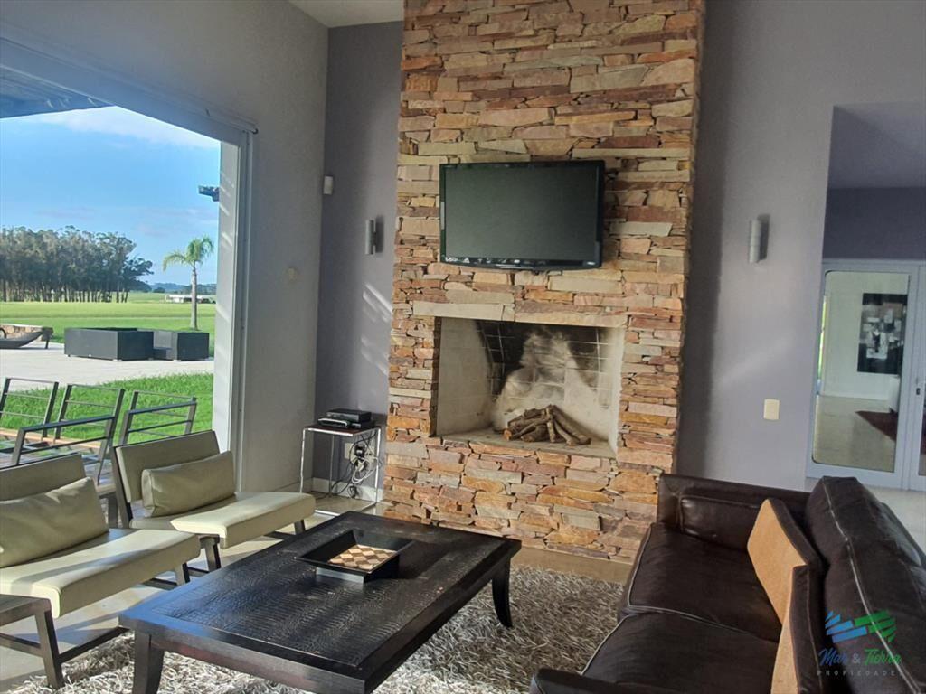 Venta de gran terreno en barrio privado con costa