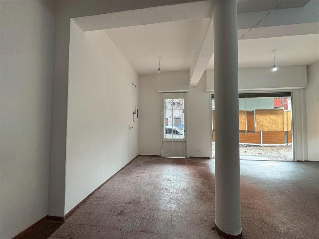 Venta local comercial con renta. Tres Cruces. A dos cuadras