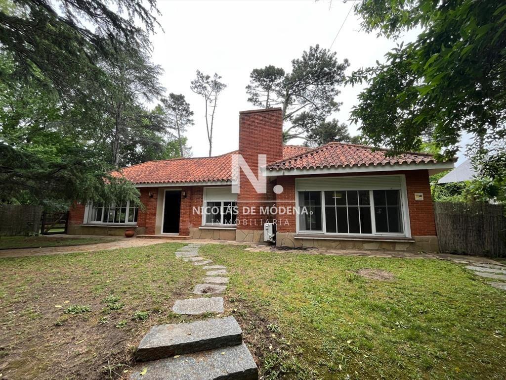 Chalet de 3 dormitorios mas dependencia en venta en zona re