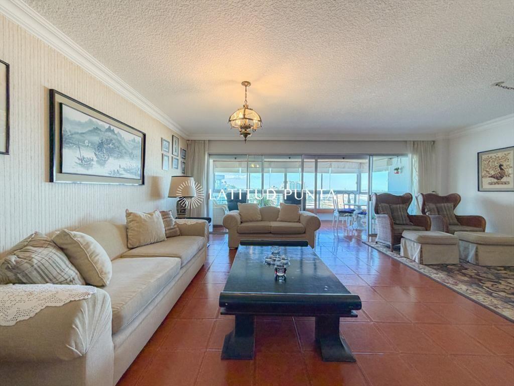 Piso alto en Brava, 3 suites más dependencia