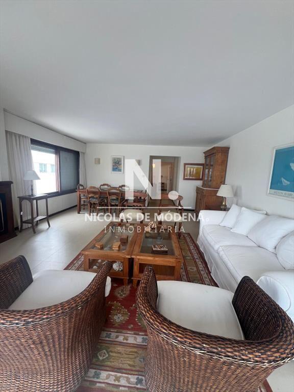 En venta apartamento de 2 dormitorios en edificio