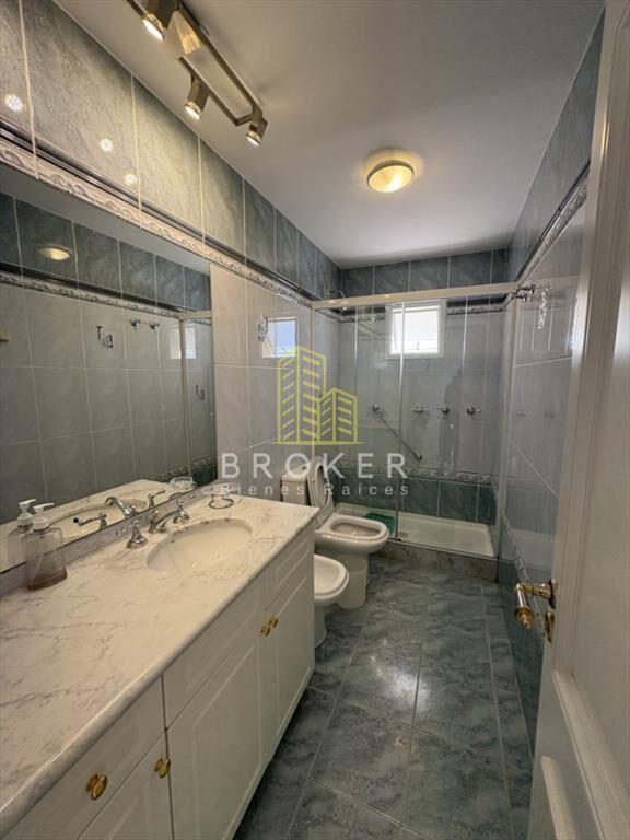 Venta y alquiler anual de departamento en primera
