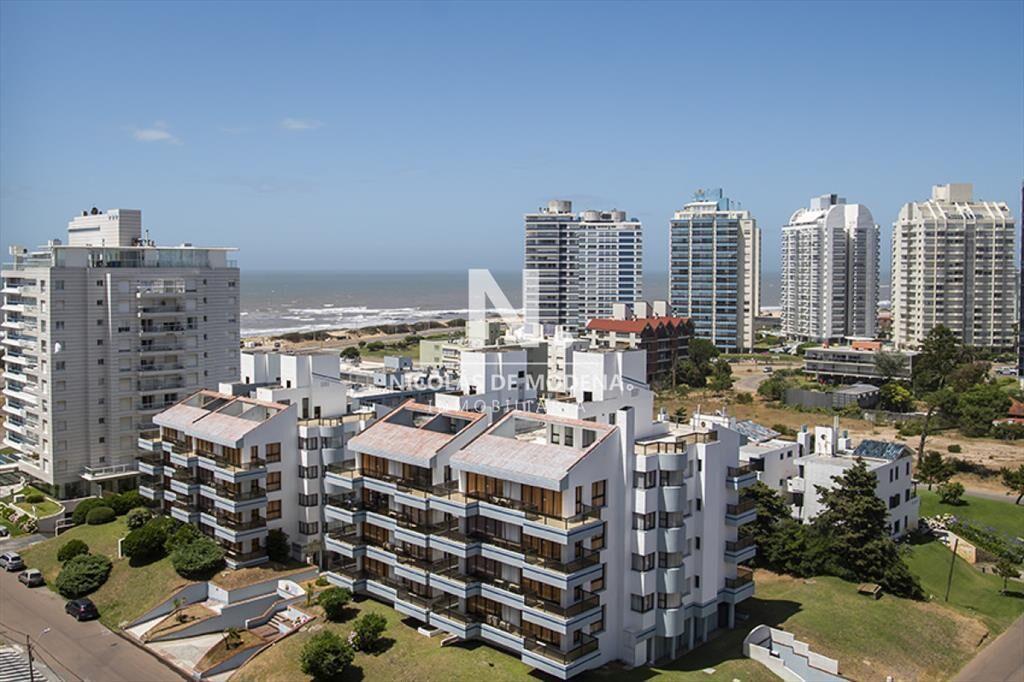 Apartamento en venta a metros de Playa Brava, 2
