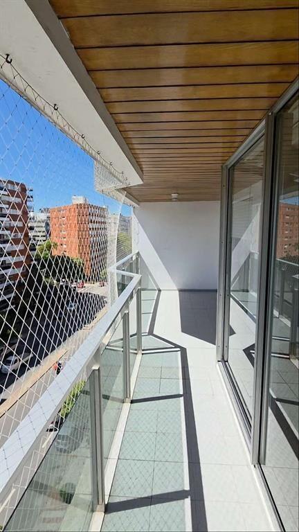 Alquiler premium sobre Bv. España, 3 dormitorios, servicio.