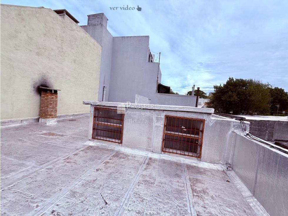 2271/2/p casa 2 dorm + altillo buceo cochera  jardin
