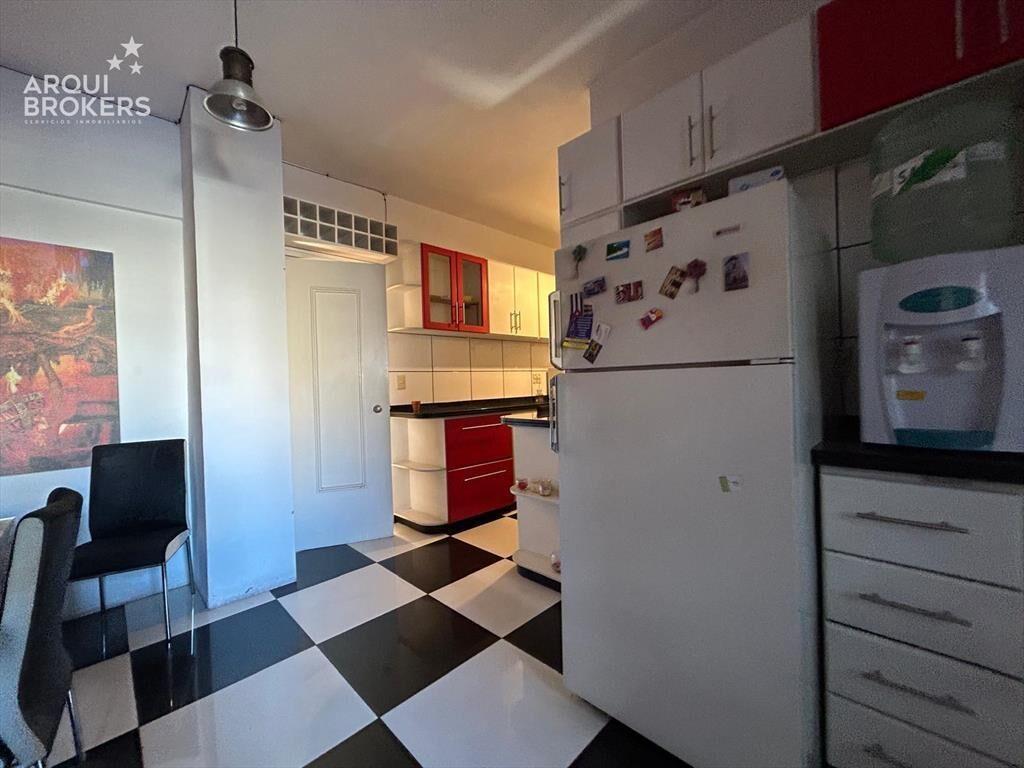 Apartamento de cuatro dormitorios en venta en Centro