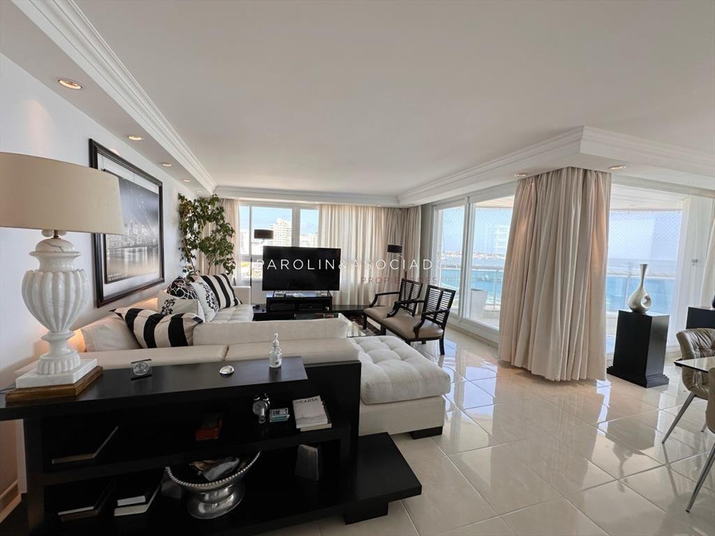 Apartamento de 3 dormitorios en suite en edificio