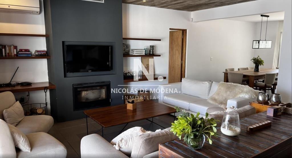 CASA EN VENTA 4 DORMITORIOS EN JARDINES DE