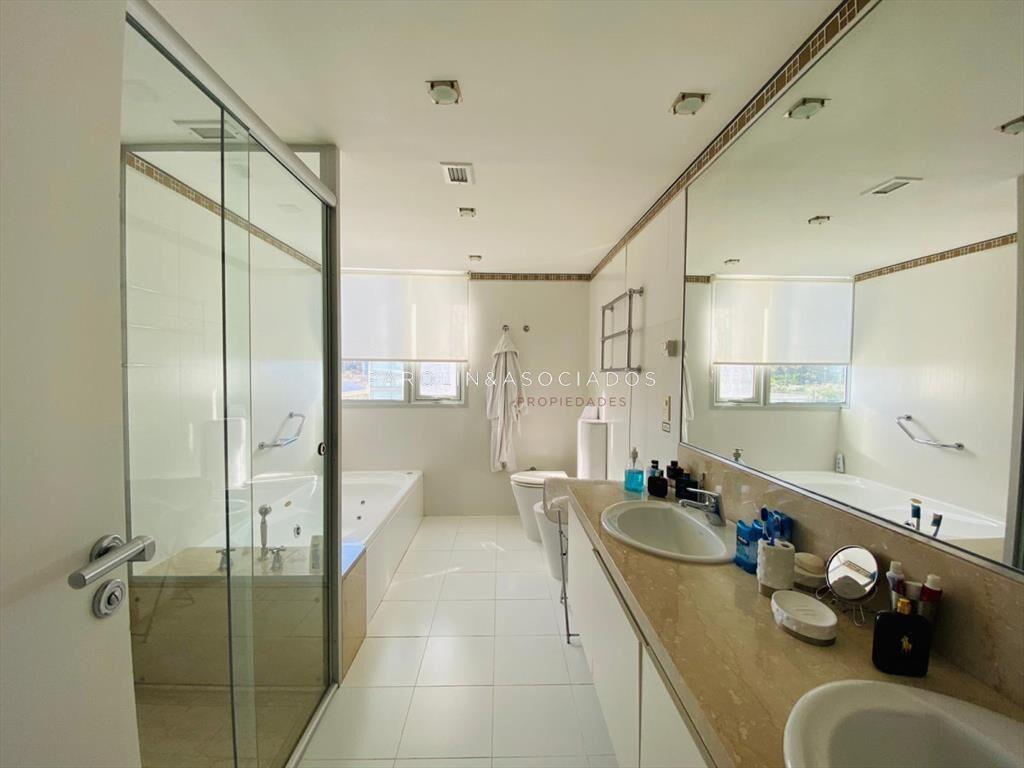 Apartamento en venta en torre Le Parc, Punta del
