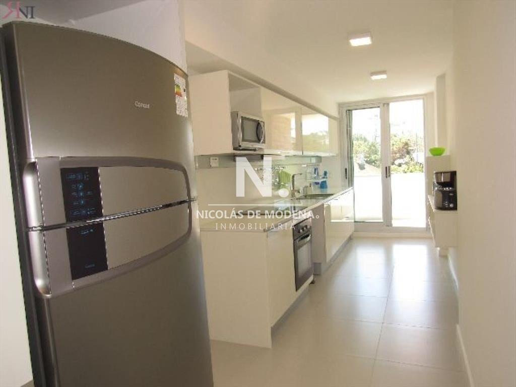 Vende apartamento de 2 dormitorios frente al mar,