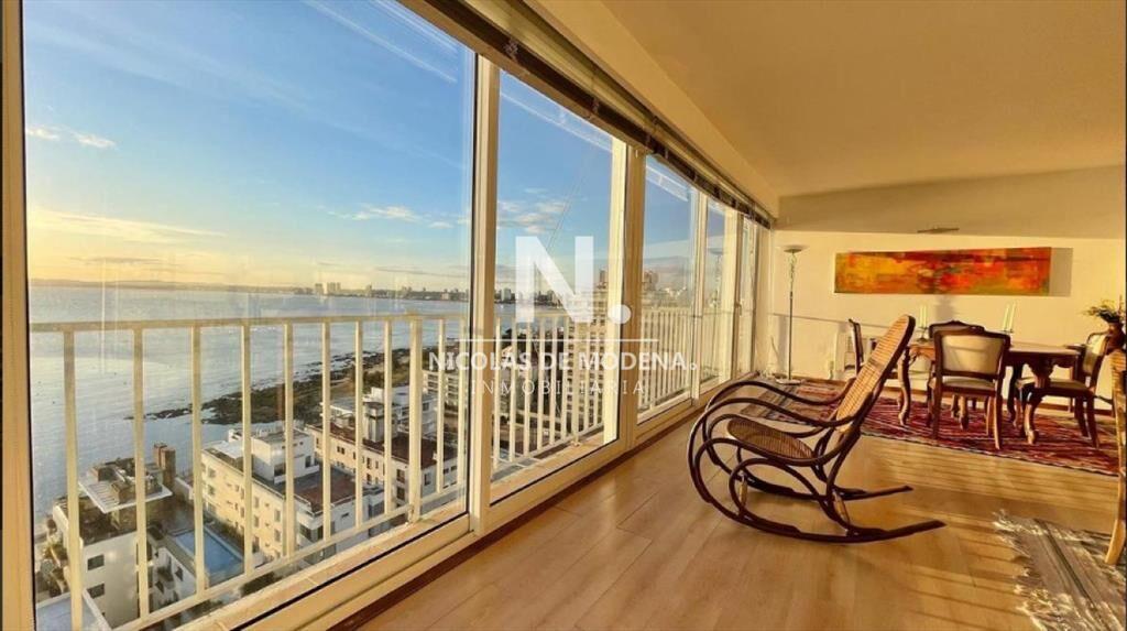 Vende apartamento de 3 dormitorios en Punta del
