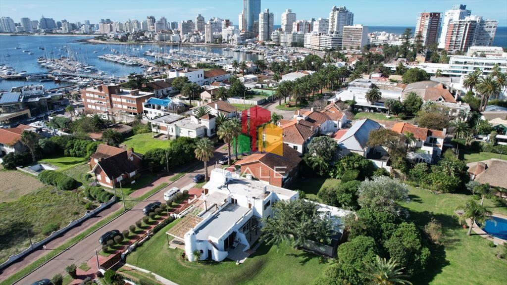 Chalet en venta con vista al mar en casco de la