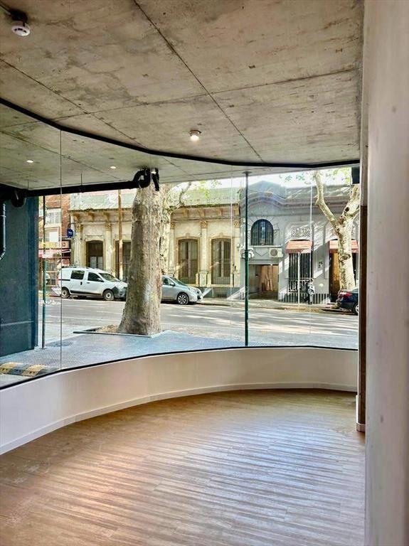 Venta de Local comercial con 200 Mts ² y 7 garages en Cordón