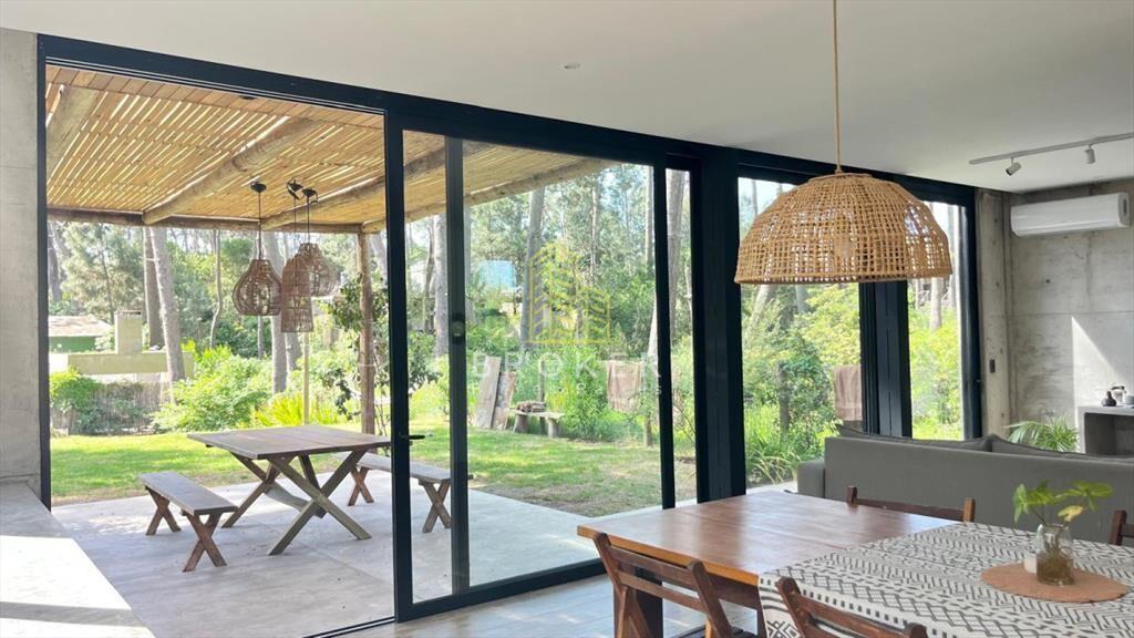 Alquiler de muy linda casa de diseño en Montoya