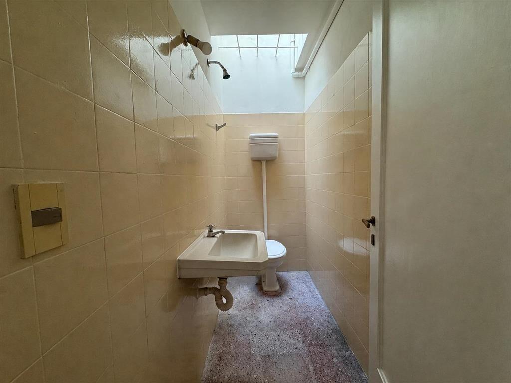 Venta local comercial con renta. Tres Cruces. A dos cuadras