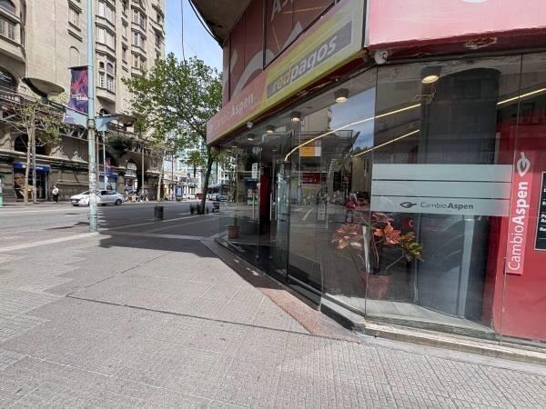 Venta de Galería con locales comerciales, oficinas y 20 gara