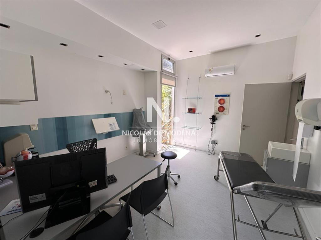En venta casa tipo clinica en excelente en Punta