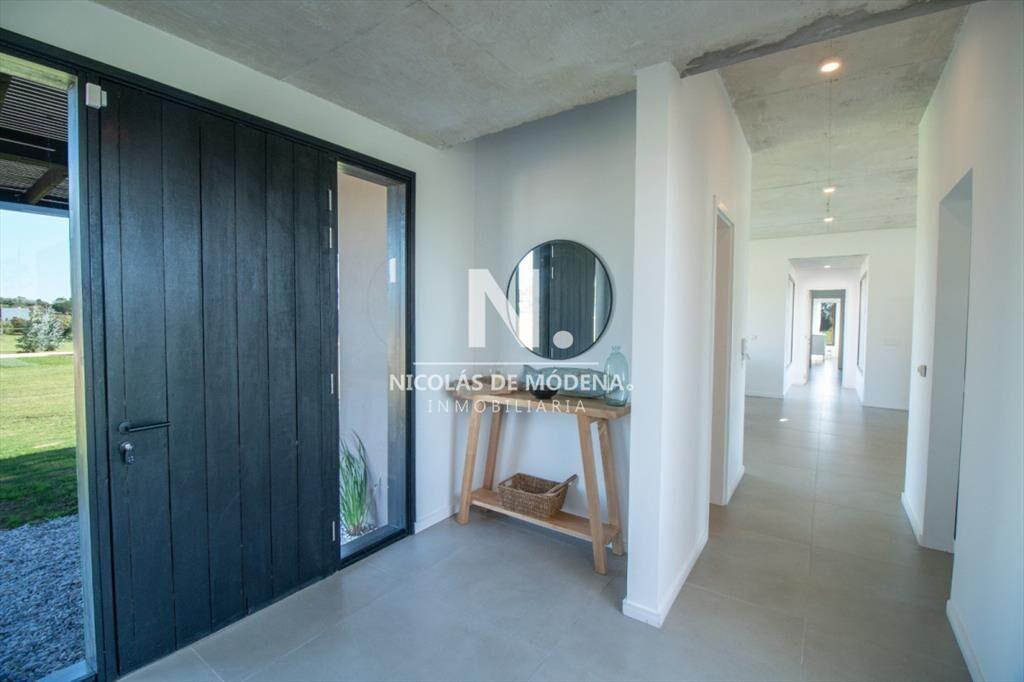 Se vende gran casa en la zona de El Quijote, en La Barra de